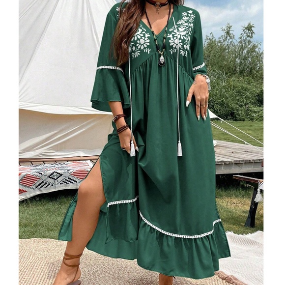 Plus Floral Print V neck 3/4 Sleeve Maxi Dress - Picture 2 of 9